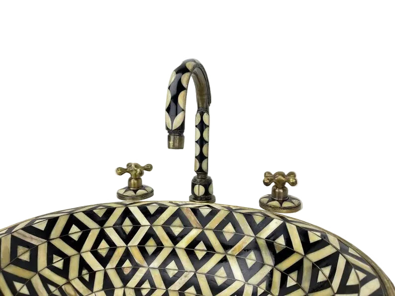 Timeless Brass Faucet with Geometric Detailing – Classic Elegance for Your Bathroom - Brasska