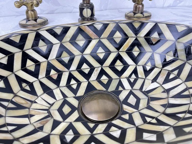 Timeless Brass Faucet with Geometric Detailing – Classic Elegance for Your Bathroom - Brasska