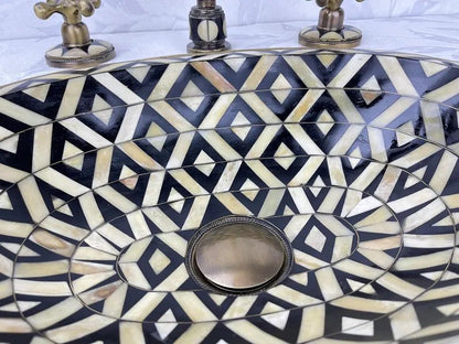 Timeless Brass Faucet with Geometric Detailing – Classic Elegance for Your Bathroom - Brasska