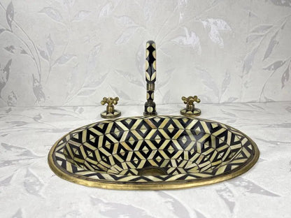 Timeless Brass Faucet with Geometric Detailing – Classic Elegance for Your Bathroom - Brasska
