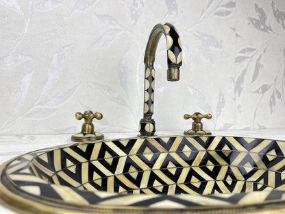 Timeless Brass Faucet with Geometric Detailing – Classic Elegance for Your Bathroom