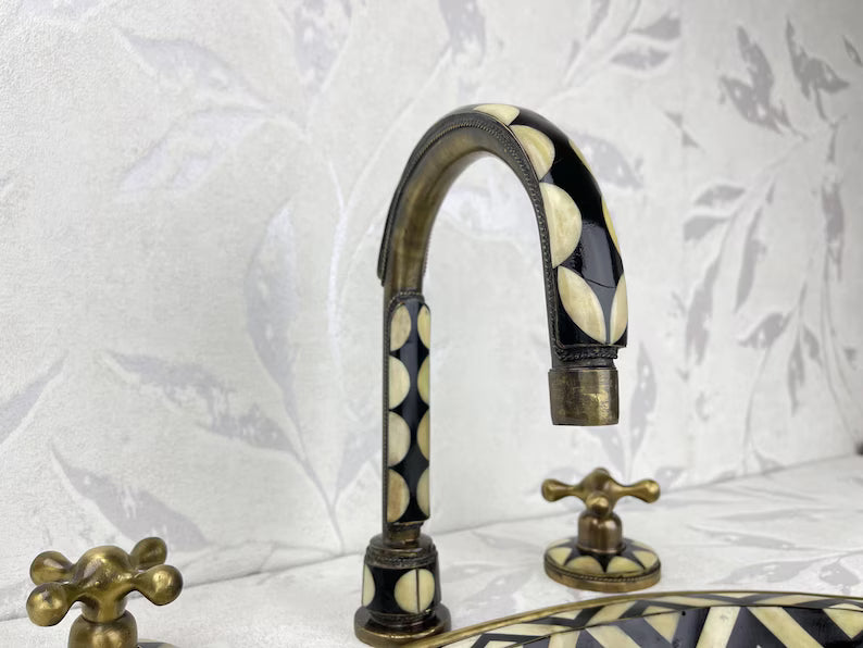 Timeless Brass Faucet with Geometric Detailing – Classic Elegance for Your Bathroom