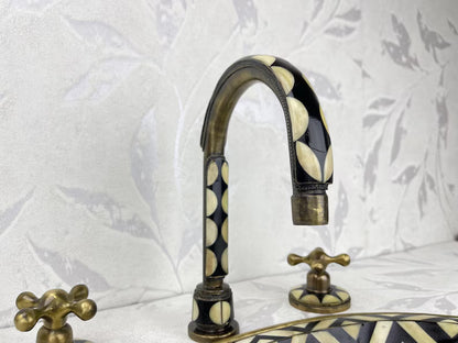 Timeless Brass Faucet with Geometric Detailing – Classic Elegance for Your Bathroom