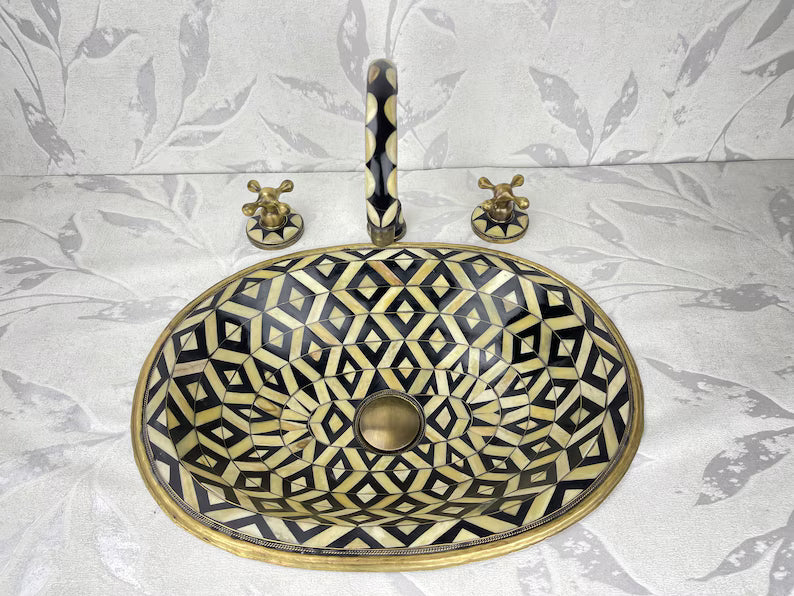 Timeless Brass Faucet with Geometric Detailing – Classic Elegance for Your Bathroom