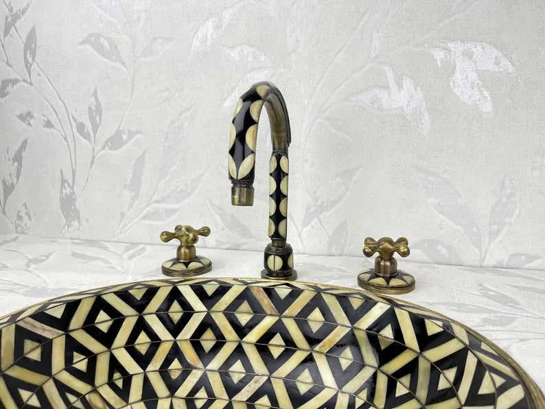 Timeless Brass Faucet with Geometric Detailing – Classic Elegance for Your Bathroom