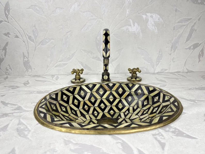 Timeless Brass Faucet with Geometric Detailing – Classic Elegance for Your Bathroom