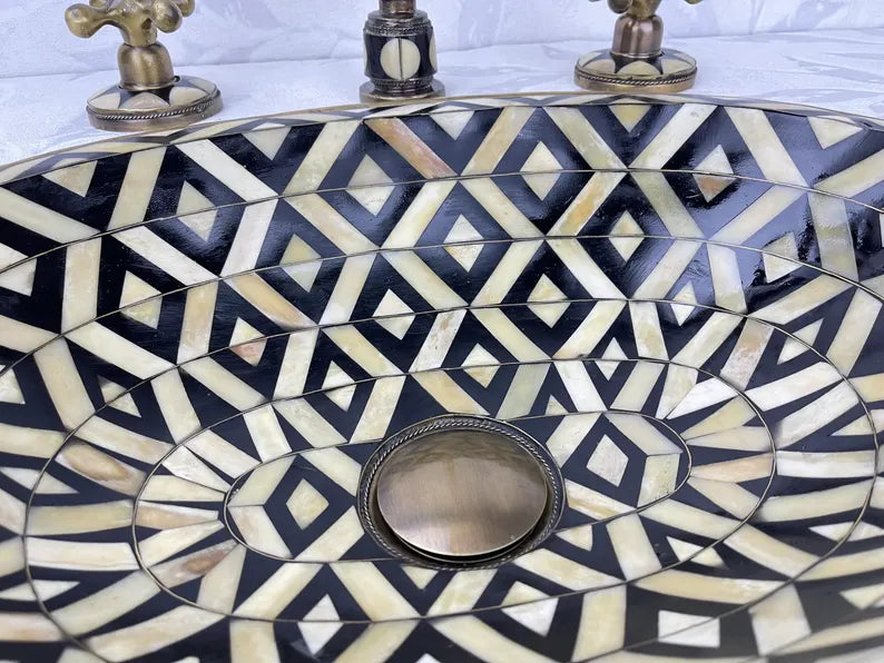 Timeless Brass Faucet with Geometric Detailing – Classic Elegance for Your Bathroom